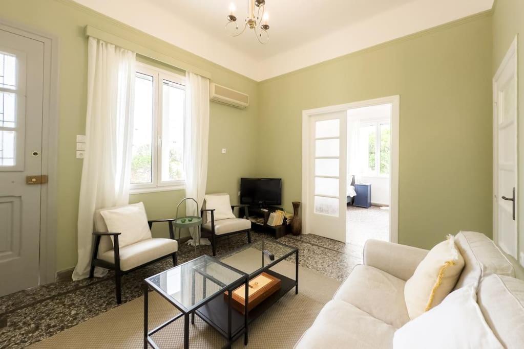 Bright & Cozy House Near Holiday home Athens